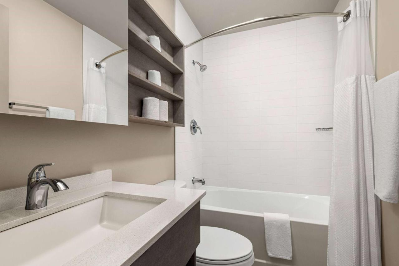 Microtel Inn & Suites By Wyndham Boisbriand Sainte-Thérèse-de-Blainville 外观 照片