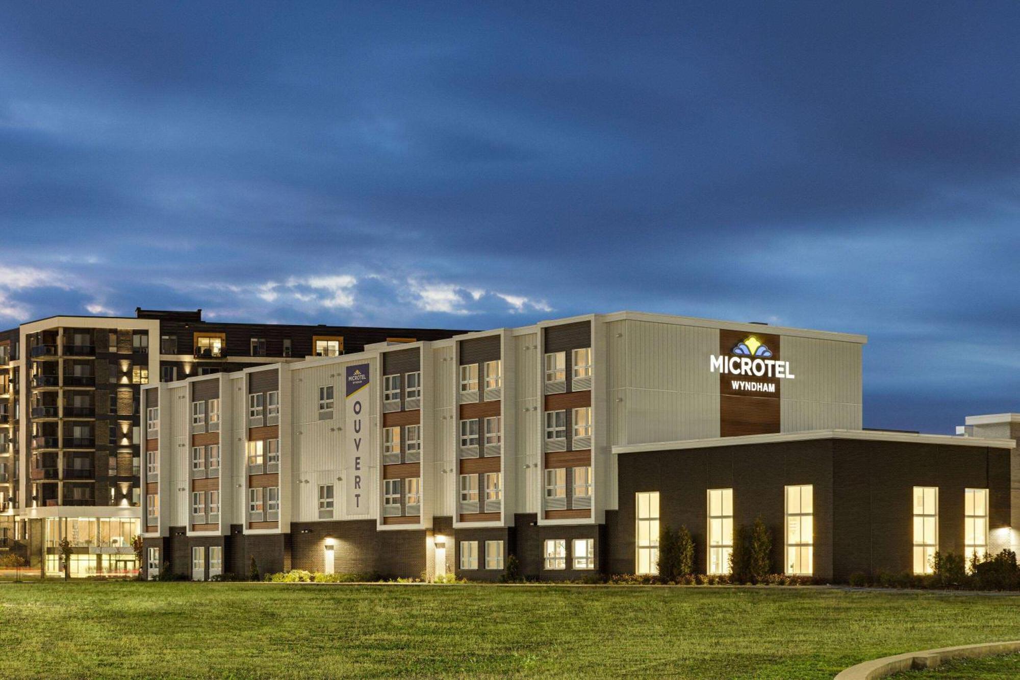 Microtel Inn & Suites By Wyndham Boisbriand Sainte-Thérèse-de-Blainville 外观 照片